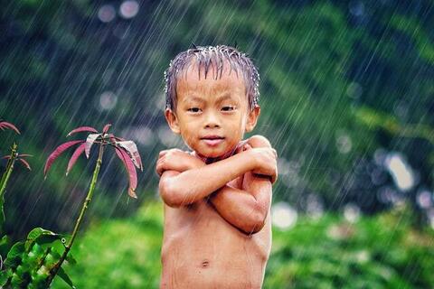 မိုးတောထဲမာ ရီချိုးနီပါရေ